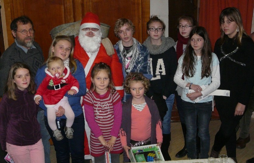 Les enfants entourent le Père Noêl pour la photo